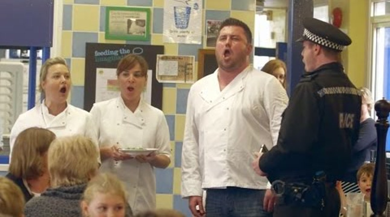 Opera singers sing for schoolchildren at lunch!