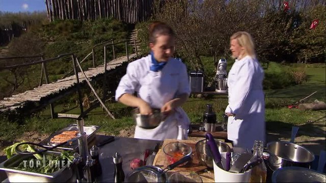 Joy Astrid tente de fumer des coquillages