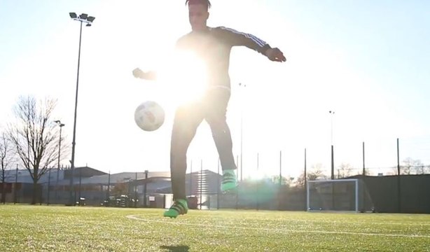 Les skills de Nacer Chadli avec deux freestylers