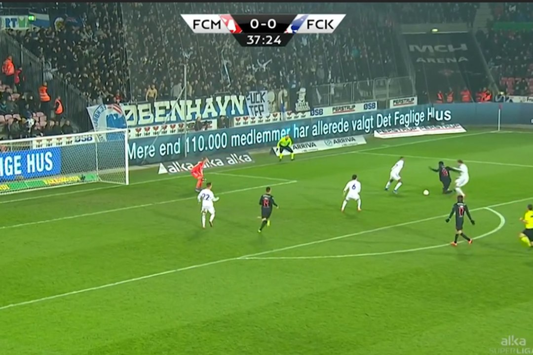 Il se ridiculise sur une série de passements de jambes