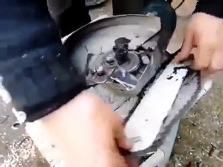 Papy transforme une meuleuse en tronçonneuse