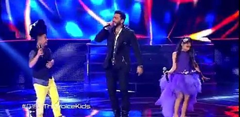 تامر حسني يغني مع فريقه اغنية يا انا يا مفيش