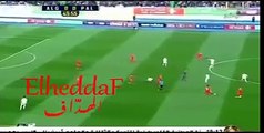مشجع جزائري يقتحم أرض الملعب ويقبل صاحب هدف منتخب فلسطين