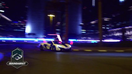Une voiture de la police de Dubai fait la course avec un drone
