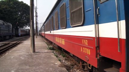 [315]D19E 946 kéo tàu 7153(ram HD2)rời ga Gia Lâm 10.01.2016