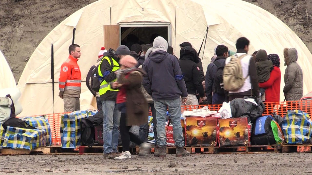 Les premiers migrants arrivent au nouveau camp de Grande-Synthe