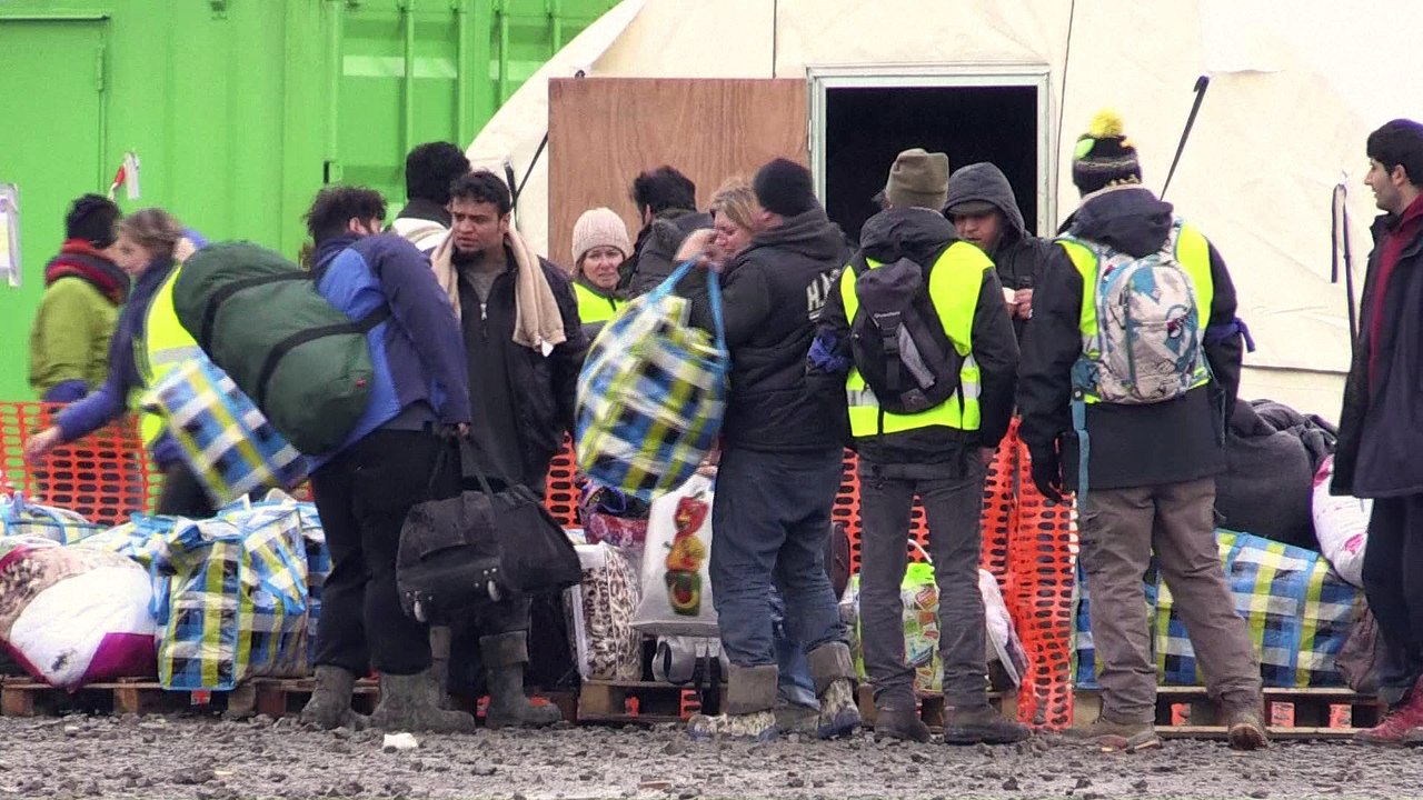 Les premiers migrants arrivent au nouveau camp de Grande-Synthe