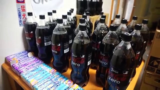 Un gars enveloppé de Mentos se jette dans une baignoire pleine de coca cola