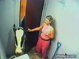 Любопытная корова довела девушку до истерики