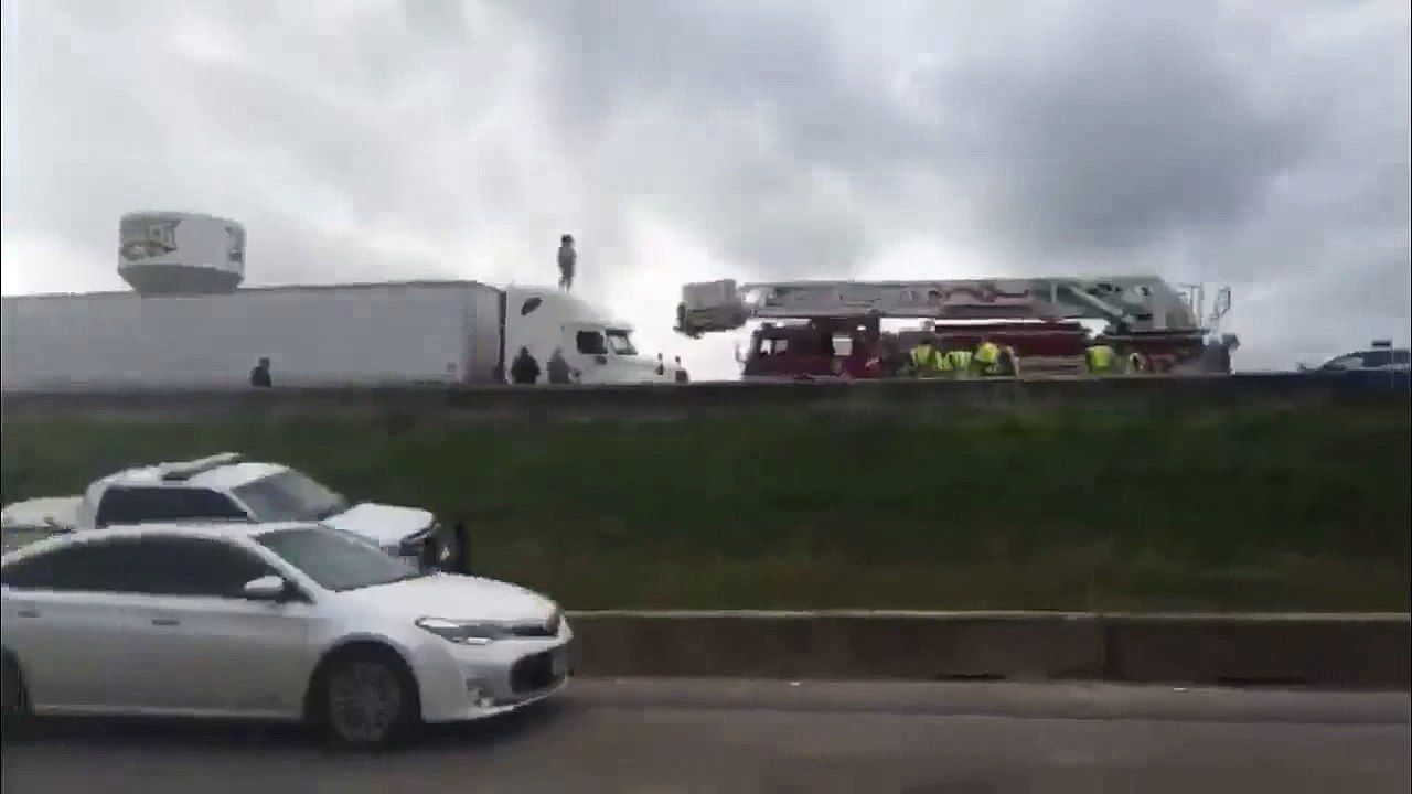 Elle danse nue sur un camion et bloque la circulation