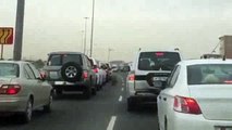 Qatar: Un tigre marche, en liberté, entre les voitures d'une route de Doha - Regardez