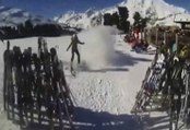 Elle se prend une magnifique gamelle en arrivant en bas des pistes