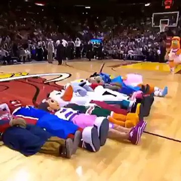 Une mascotte de NBA tente un salto au dessus d'autres mascottes et fail