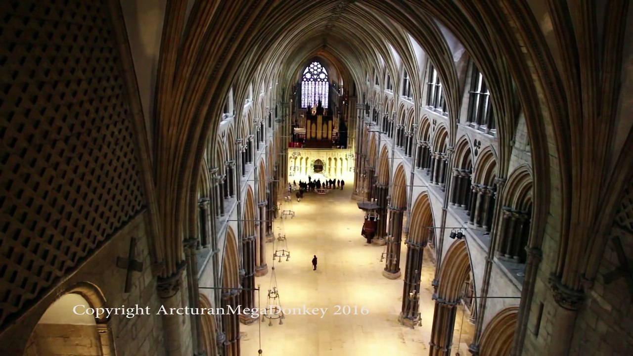 Il filme l'apparition d'un fantôme dans une cathédrale en Angleterre