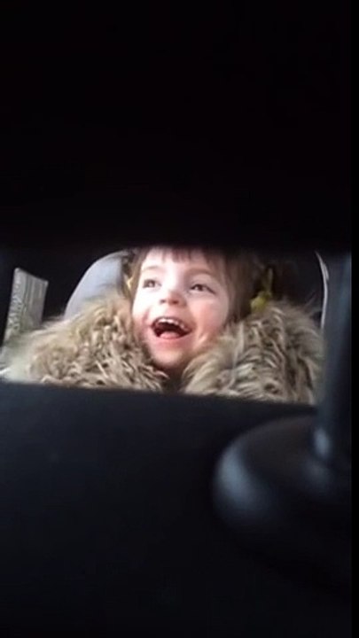 La réaction hilarante d'une gamine qui entend la musique du film Les Dents de la Mer