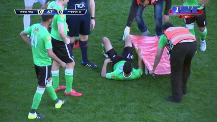 Un joueur tombe d'un brancard pendant un match