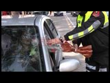 Shoferet femra marrin lule nga policët- Ora News- Lajmi i fundit-
