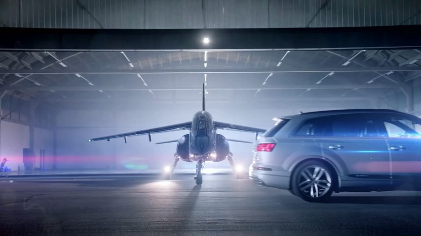 L'Audi SQ7 TDI défie un avion de chasse