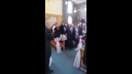 Un vrai petit con pourri le mariage de ses parents... Faites des enfants oui!!!!