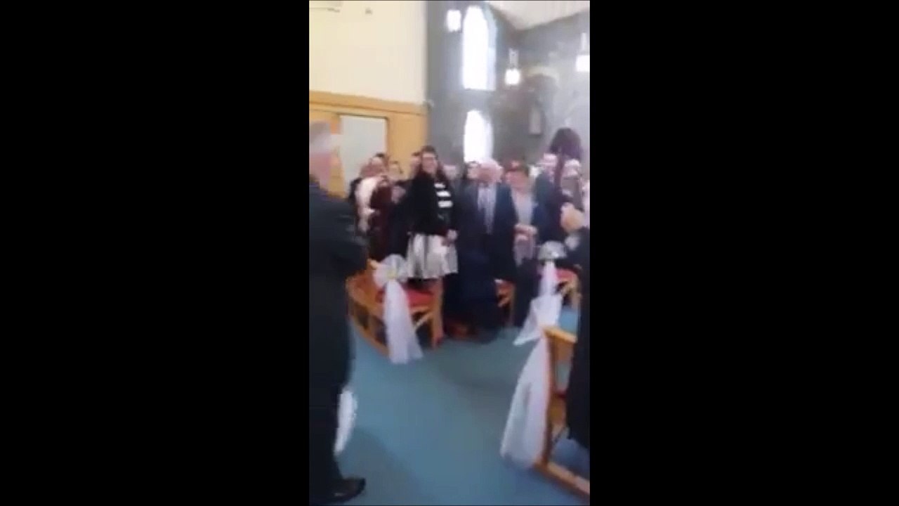 Un vrai petit con pourri le mariage de ses parents... Faites des enfants oui!!!!
