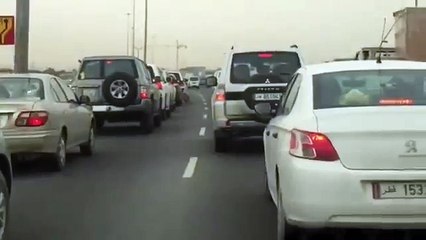 Descargar video: Ces automobilistes au Qatar vont voir passer un animal très dangereux