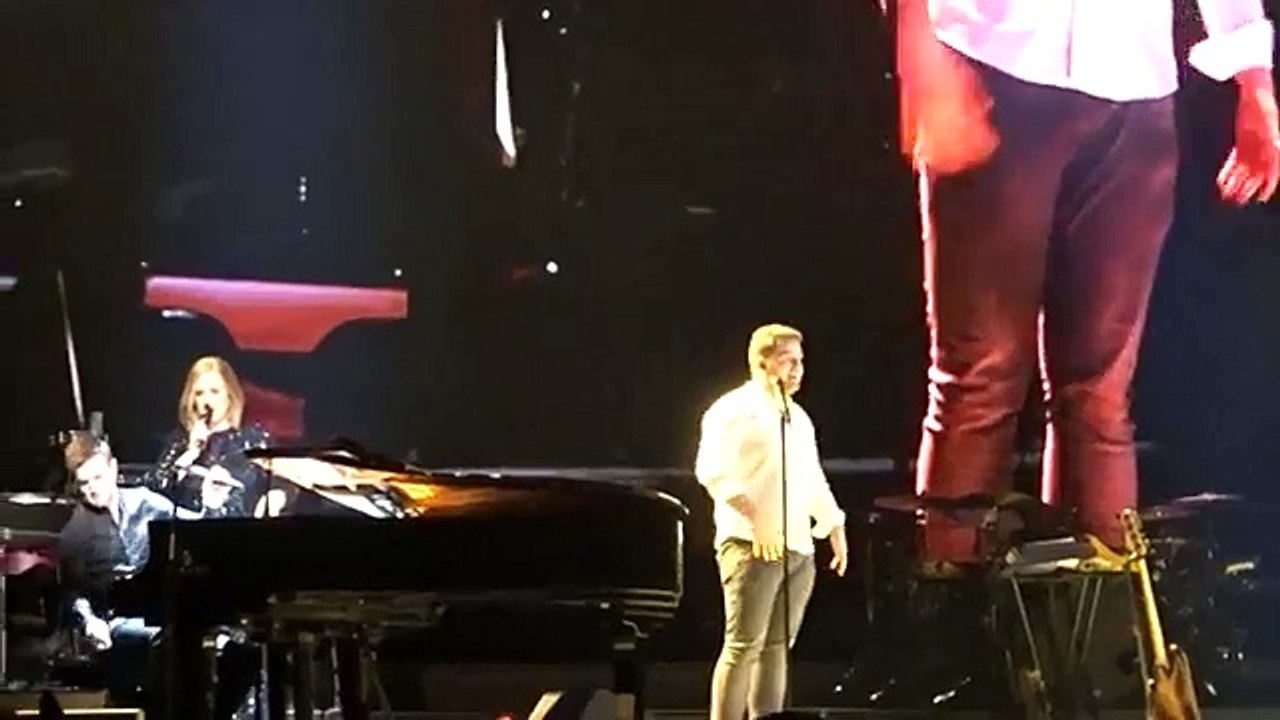 De esta manera Adele sorprendió a dos fanáticos en un concierto
