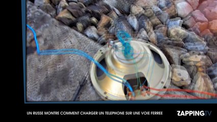 Un homme montre comment recharger un téléphone sur une voie ferrée (vidéo)
