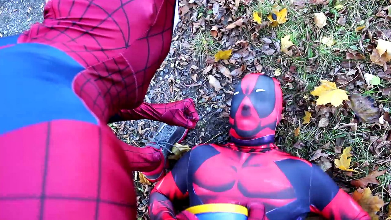 Spiderman vs STAR WARS Kylo Ren vs Deadpool in Real Life! Superhero Fights and Fun Movie