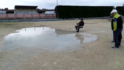 Hé oui, on peut pêcher sur le terrain de pétanque, en plus Gégé a pris une sardine, incroyable non !!!