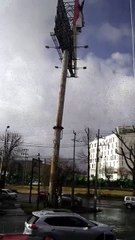 Momento en que Espectacular cae en Metepec por el fuerte viento Grabado desde agencia automotriz