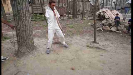 Athlete in India pursues passion for cricket even without arms