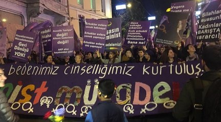 Kadınlar feminisy yürüyüş için Taksim'de