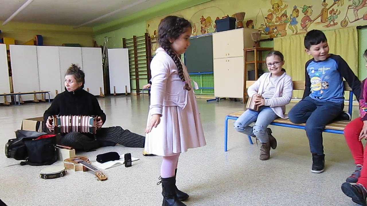 L'alphabédaire - La danse de la toupie