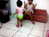 A Dança do piruzinho - Sarah e Amarillys brincando na casa da vovó