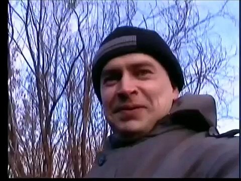 Я в деревне на берегу реки снимаю себя самого на видео
