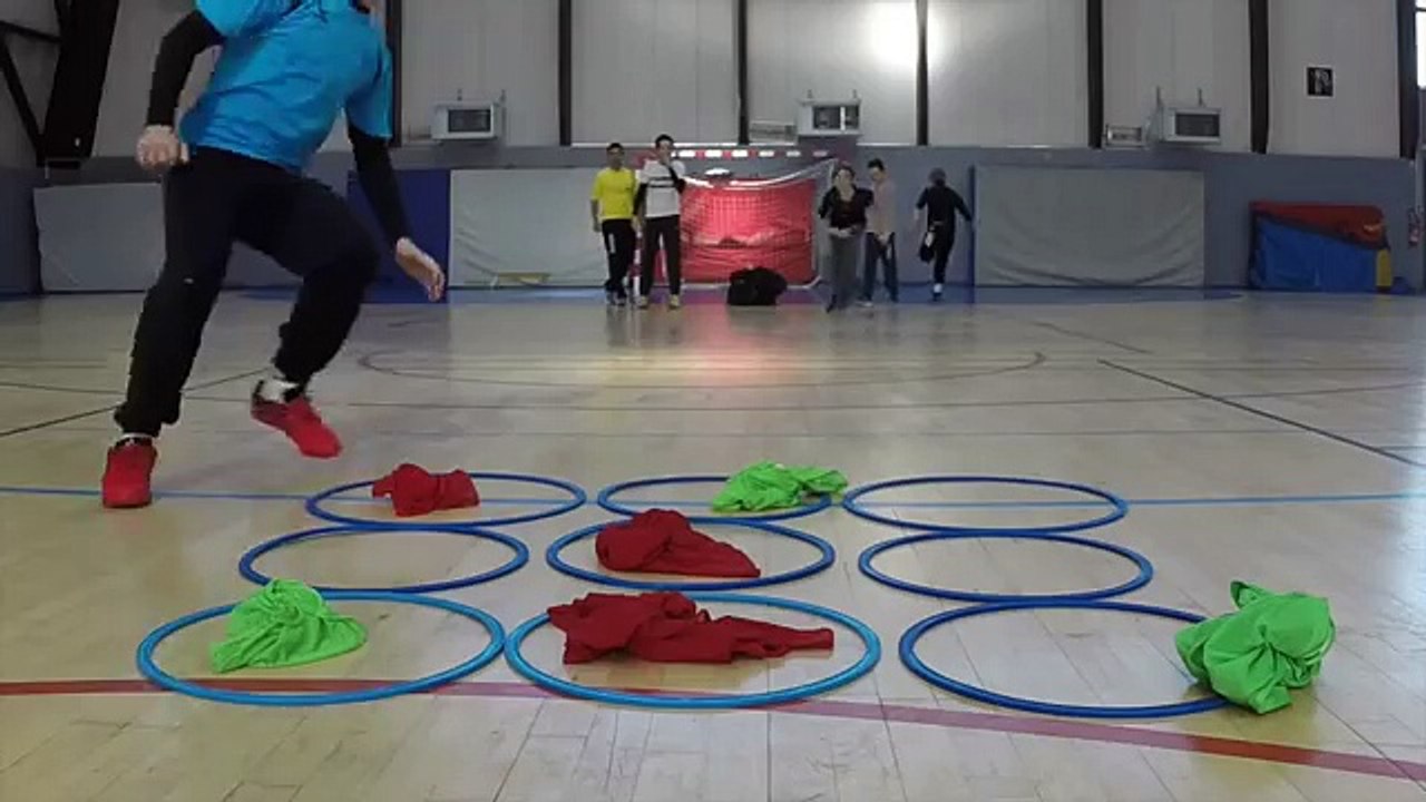 Partie de Morpion pendant un échauffement de handball