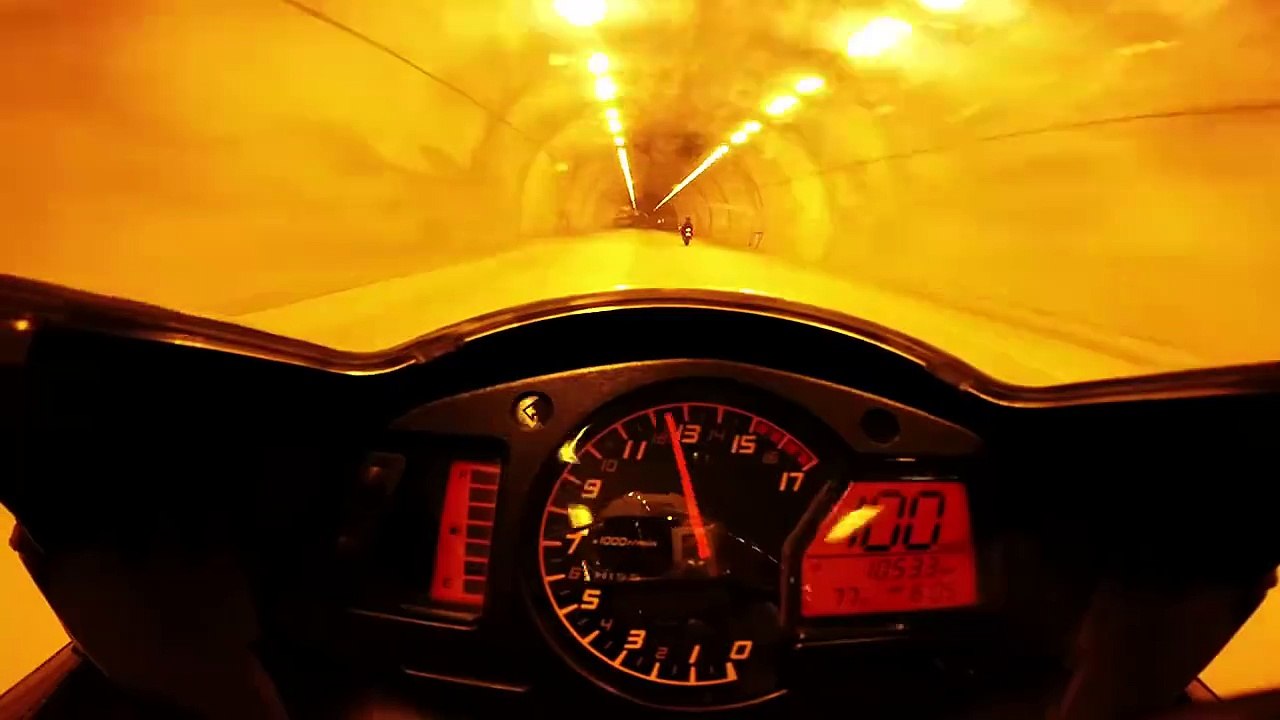 237 kmh une Moto dans un tunnel ! WoW