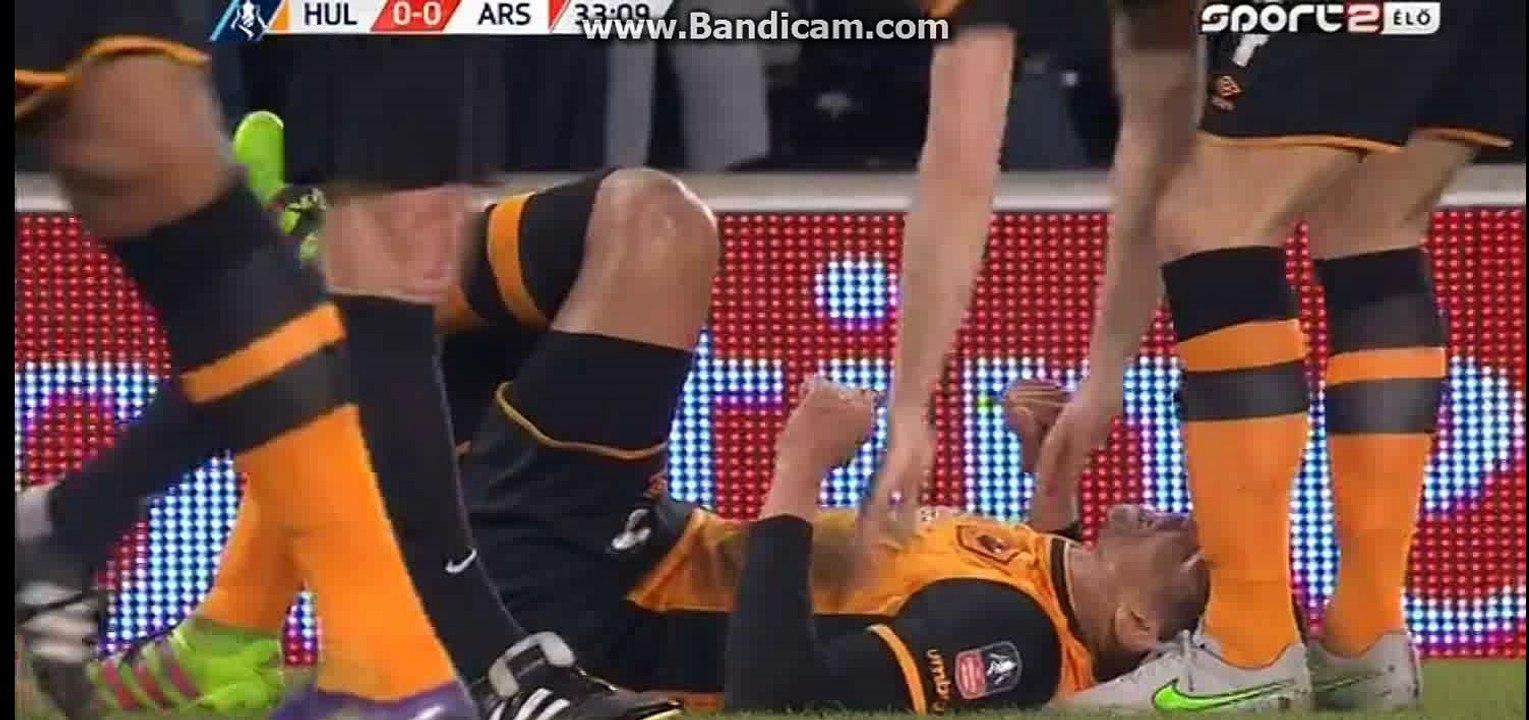 Oliver Giroud horror foul gets Yellow Card  - Hull City vs Arsenal 08-03-2016