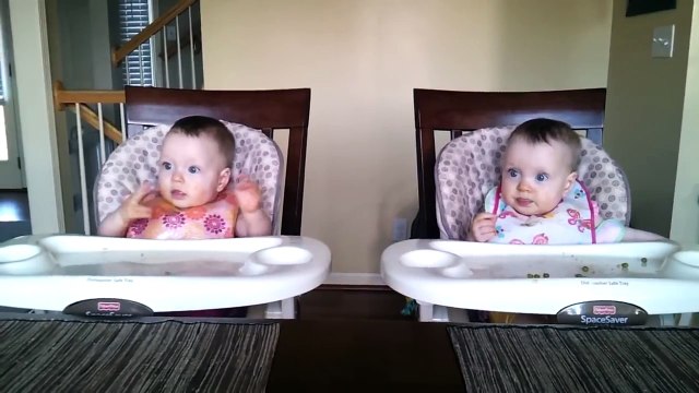 Папа играет на гитаре