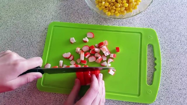 Салат с крабовыми палочками (самый быстрый и вкусный рецепт)