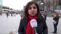 Köln'de Kadınlar Sembolik Tabut Taşıdılar