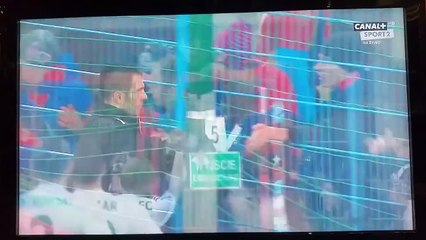 Mariusz Pawelec odzyskuje od kibiców swoją koszulkę
