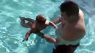 Mijail aprendiendo a nadar