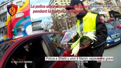 La police albanaise offres des fleurs pendant la journée de la femme !