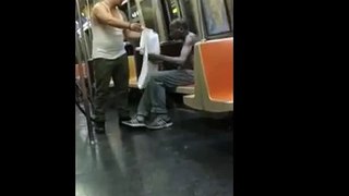 Un homme offre son t shirt à un SDF dans le métro.