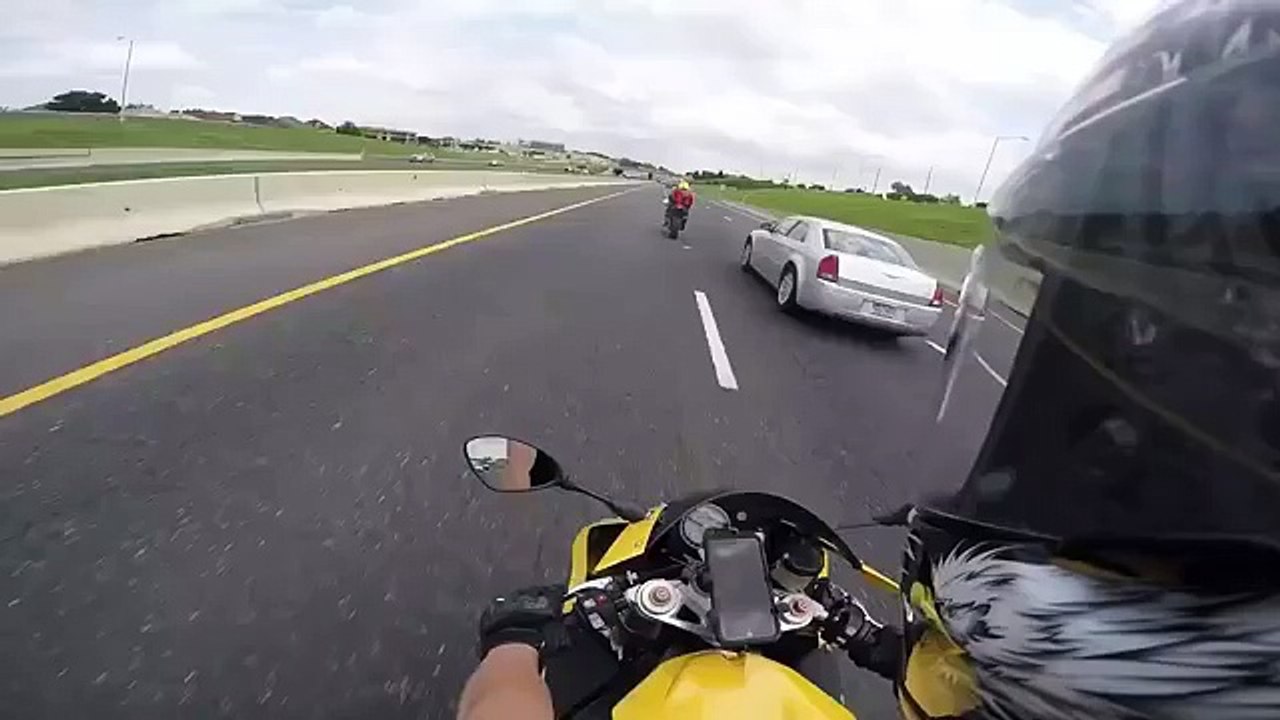 Un motard se fait doubler à 300 km_h