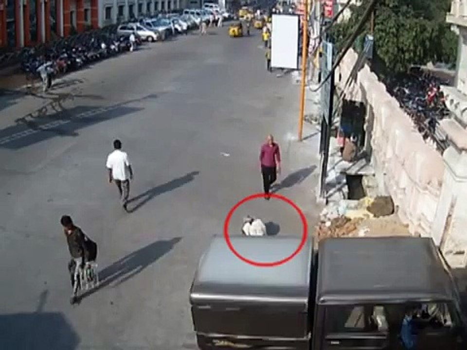 Le conducteur d'une Jeep ne va pas voir un mendiant assis sur la route