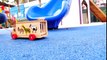 Dessin animé éducatif pour enfants. Camion en bois sur l'aire de jeux. Apprendre les animaux  Dessins Animés En Français