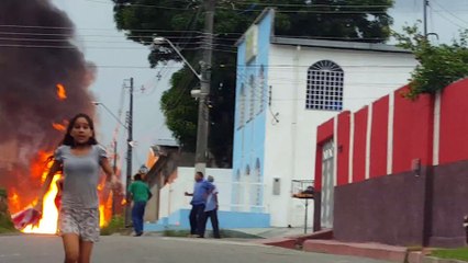 Video herunterladen: Explosion d'un camion de gaz