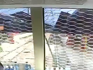 Cuma di Indonesia KRL bisa Diberhentikan Sama Orang yang Mau Nyebral Rel